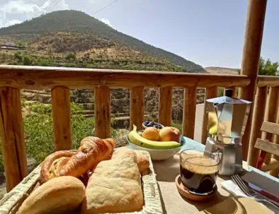 Tomar tu desayuno, en este lugar tan privilegiado es un regalo en sí. Con albornoz o pijama , tu pelo revuelto o ya bien peinado...a disfrutar al máximo del momento sin prisa ninguna! Y, con el canto de los pájaros como música de fondo.
