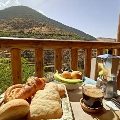 Tomar tu desayuno, en este lugar tan privilegiado es un regalo en sí. Con albornoz o pijama , tu pelo revuelto o ya bien peinado...a disfrutar al máximo del momento sin prisa ninguna! Y, con el canto de los pájaros como música de fondo.