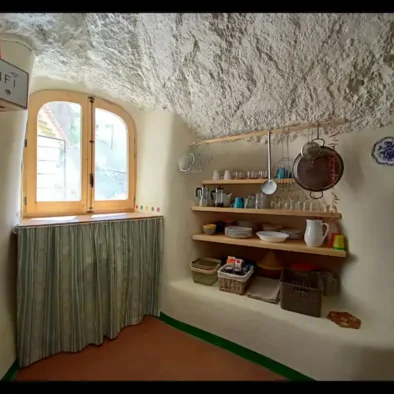 La cocina también tiene su encanto y además, entra mucha luz natural. La madera utilizada deprende elegancia, evoca sensaciones positivas y hace que este espacio resulte más cálido y acogedor.