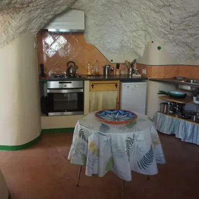 Y la cocina, .. lugar de amor para el paladar y el estómago... totalmente equipada con estufa de gas, horno, lavavajillas, frigorífico, tostadora y lavadora.