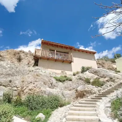Es un lugar extraordinario y único porque se puede llegar únicamente andando. La subida de la escalera es fácil porque los escalones no son altos. Por la noche déjate guiar por las estrellas cuando subes o si prefieres, con una linterna también.