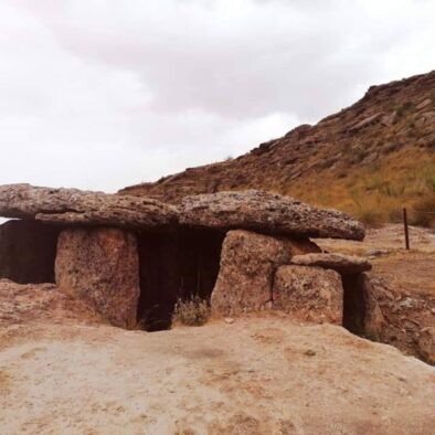 Dólmenes, conjunto megalítico del rio Gor, Parque megalítico de Gorafe. Es uno de los mejores ejemplos del megalitismo del sur de la Península ibérica por su alto número de monumentos funerarios. Es un destino de turismo arqueológico recomendado .