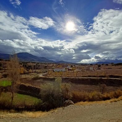 La Rambla Valdiquín es uno de los barrios del pueblo de Gor. Se encuentra a una distancia de 4 km de Gor. Cuenta con unas vista impresionantes. Es un sitio bonito para descubrir en bici o haciendo una ruta andando, contemplando su belleza autentica.