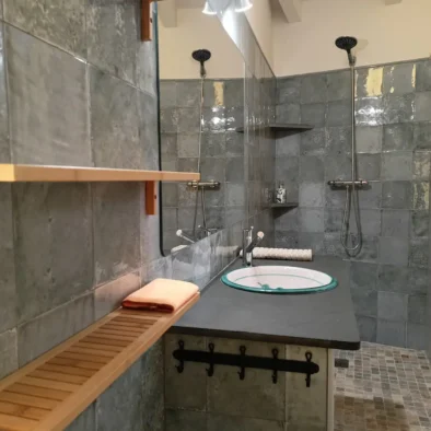 La habitación más pequeña cuenta también con luz natural. Es muy acogedor y aunque es pequeñita tiene mucho encanto y es la más fresquita en verano y la más caliente en invierno. La cama es de madera con un buen colchón que asegura un buen sueño.