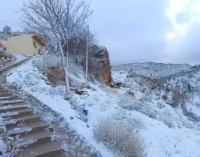 Invierno en Andalucía, el tiempo puede ser fresquito con o sin lluvia, o temperaturas templada, un cielo azul y algunas veces gris cargados de nieve. Vistas sobre las montañas nevadas del Parque natural de la Sierra de Baza, desde Casa Olivia.