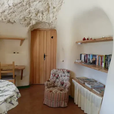 Desaparecer en otro mundo...el rinconcito de los libros. En la entrada de la cueva se encuentra tambien "la biblioteca". No es grande pero algunos libros en Español, Inglès, Aleman y Neerlandes si tiene.